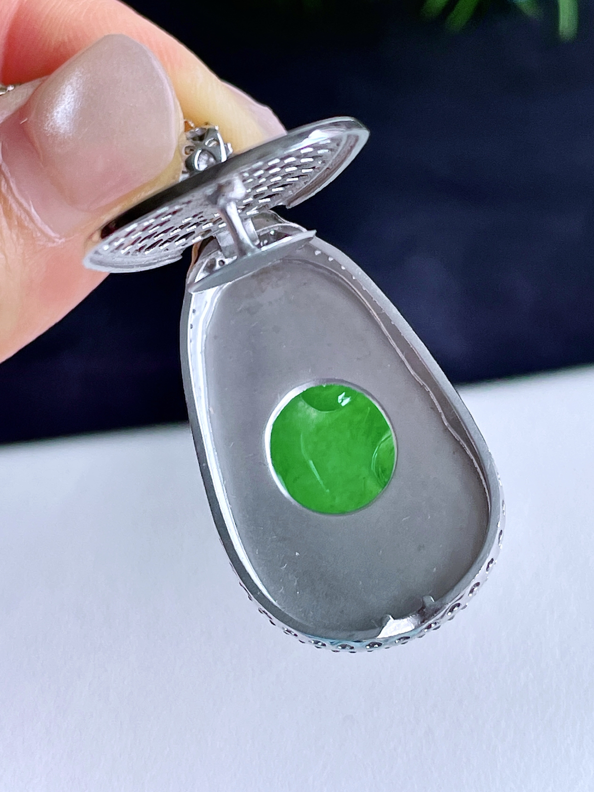 【镶嵌】高冰阳绿如意吊坠  
【说明】缅料 18k金镶嵌 性价比高  
【整体】48-22.4-10.4
【裸石】33.6-20-3.7