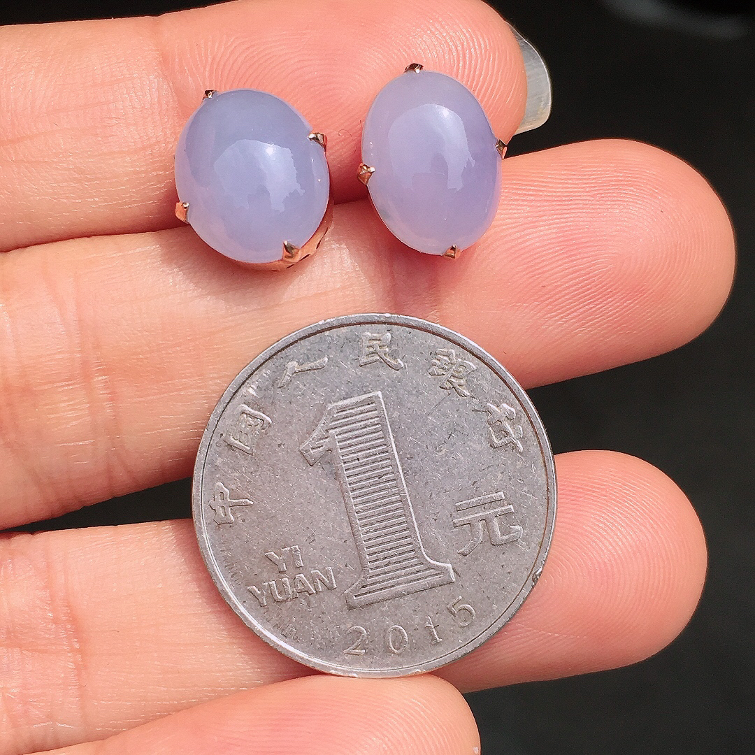 紫罗兰蛋面耳钉，色泽均匀艳丽，玉质细腻，荧光感超
强，饱满圆润，尽显优雅气质，18k
金豪华镶嵌