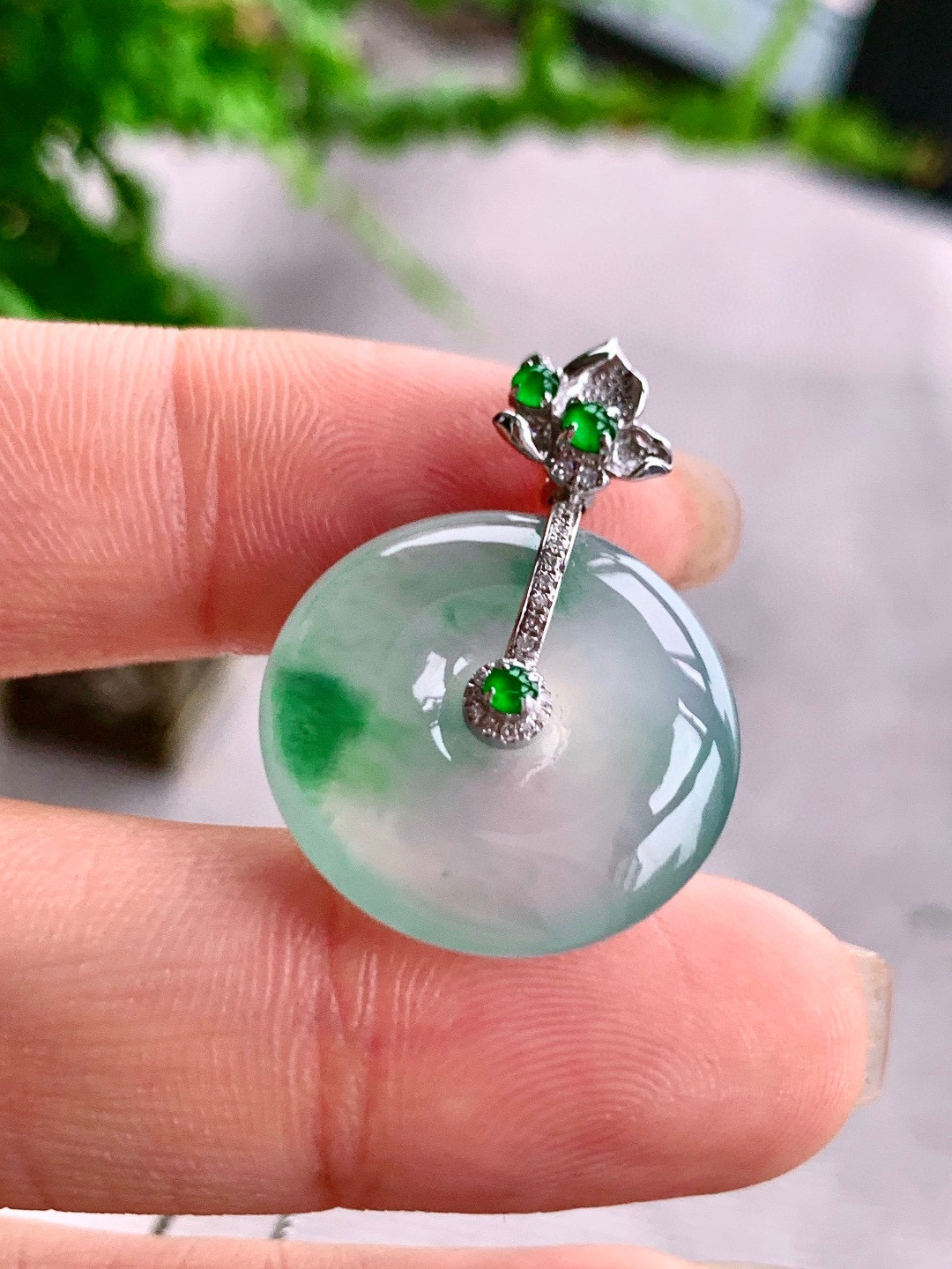 冰飘绿花平安扣吊坠  
【整体】29.1
【裸石】20.5-4.7