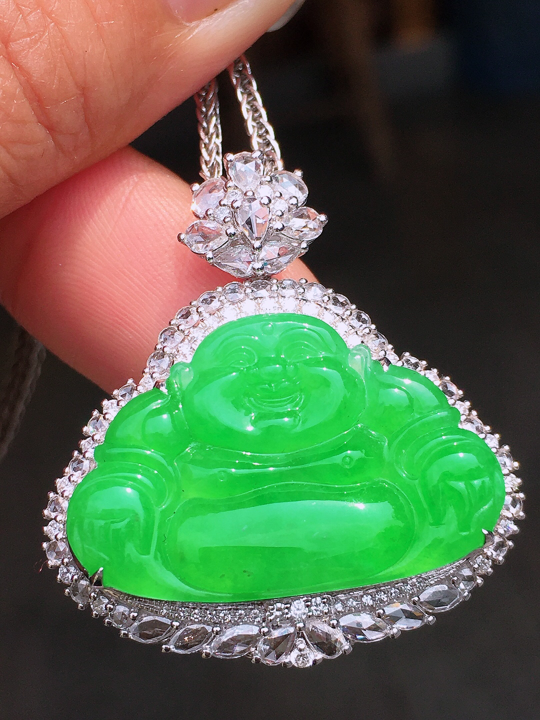 阳绿佛公吊坠，色泽均匀艳丽，玉质细腻，荧光感超
强，饱满圆润，尽显优雅气质，18k
金豪华镶嵌