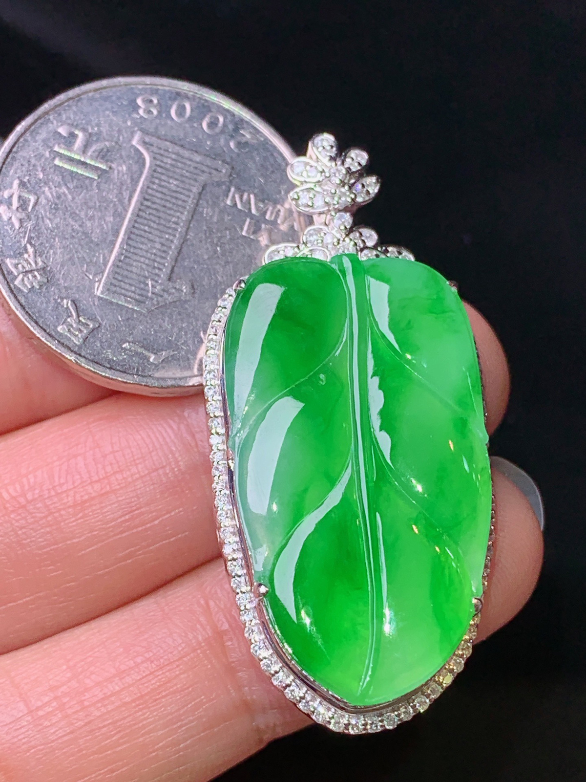 18k金钻镶嵌翠绿树叶吊坠 玉质细腻 色泽清新艳丽 整体尺寸42.2*19.3*7.5