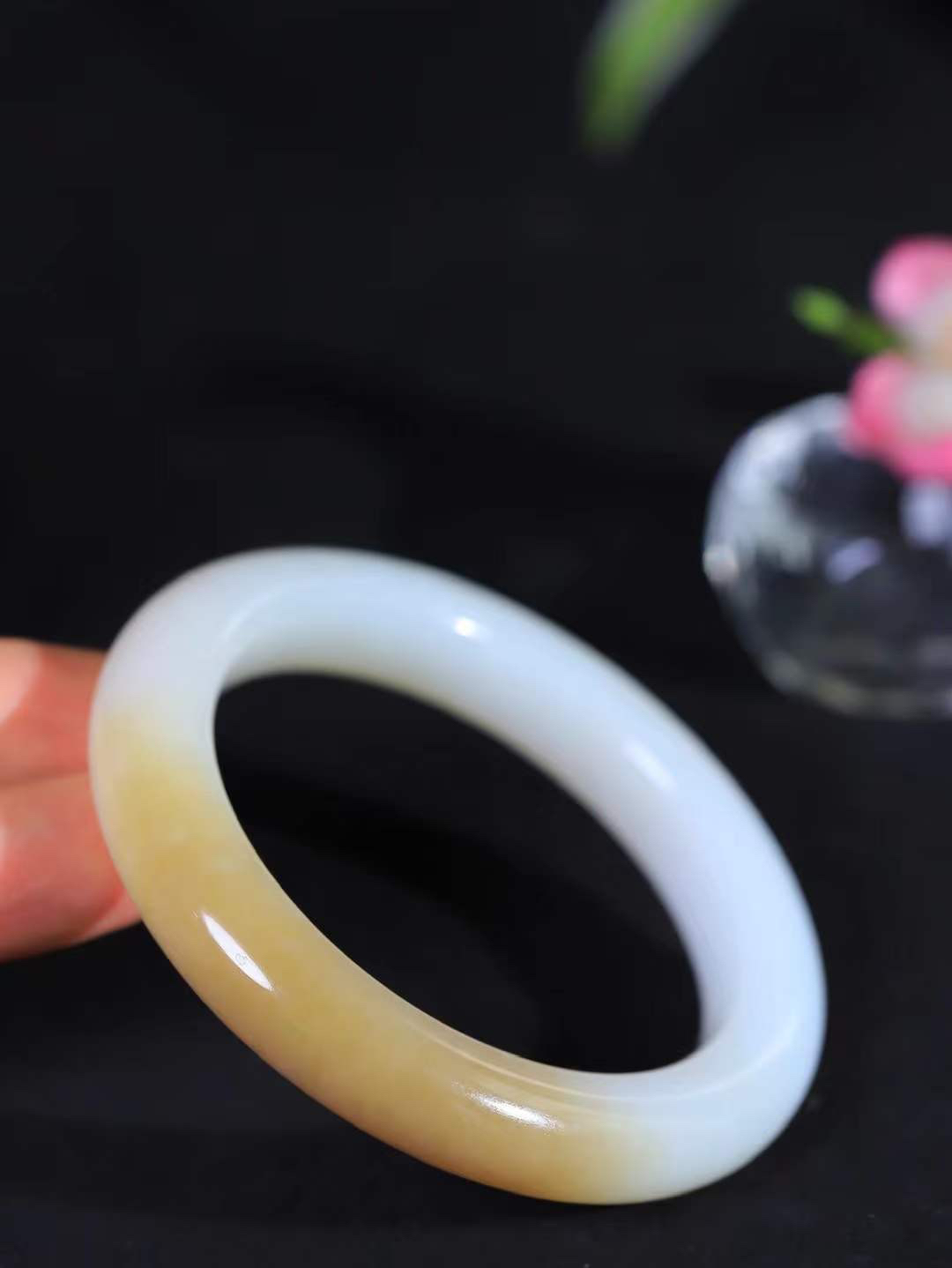 （柔情似水.手镯）

精品和田玉糖白玉手镯，玉质温润细腻，镯型饱满圆润，优雅知性，姽婳于幽静兮，又婆娑乎人间，经典款型，古朴典雅。极具灵性，腕间风情，风姿卓越。 
重56.5克   尺寸53.5-11.3-10.3mm    FDL-36302426