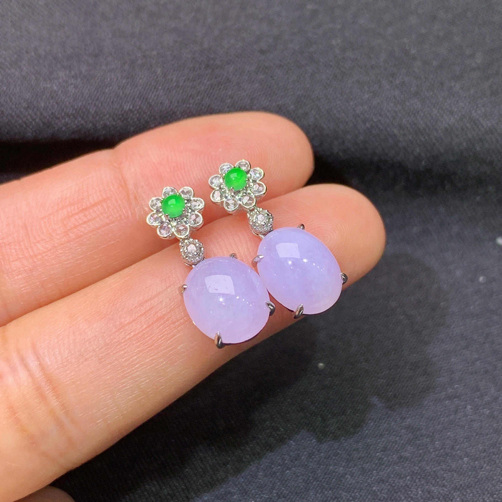 紫罗兰蛋面耳钉，18k金镶嵌，温润细腻，颜色鲜艳，zha 尺寸9*7.5*3.3