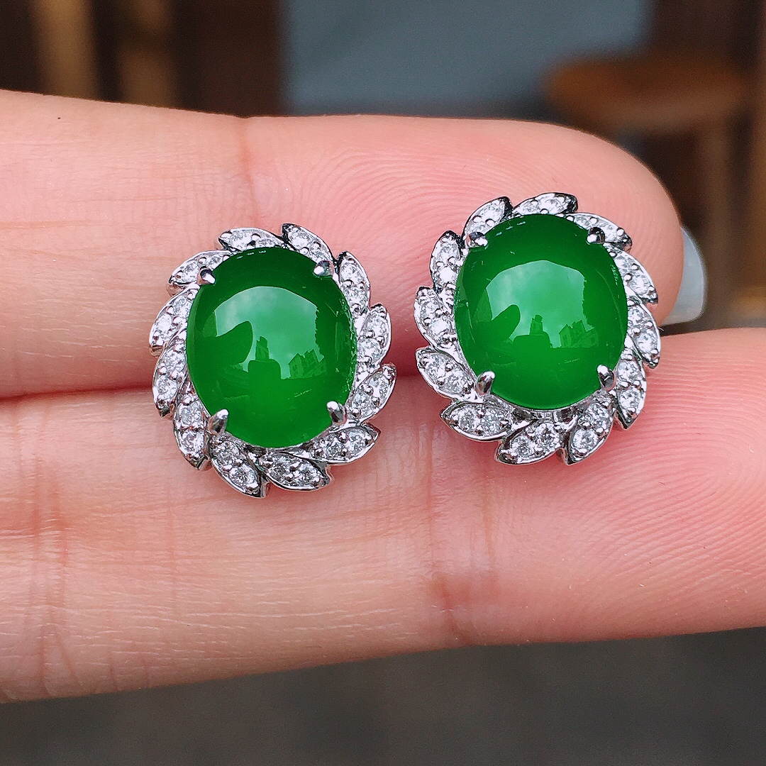 满绿蛋面耳钉，色泽均匀艳丽，玉质细腻，荧光感超
强，饱满圆润，尽显优雅气质，18k
金豪华镶嵌