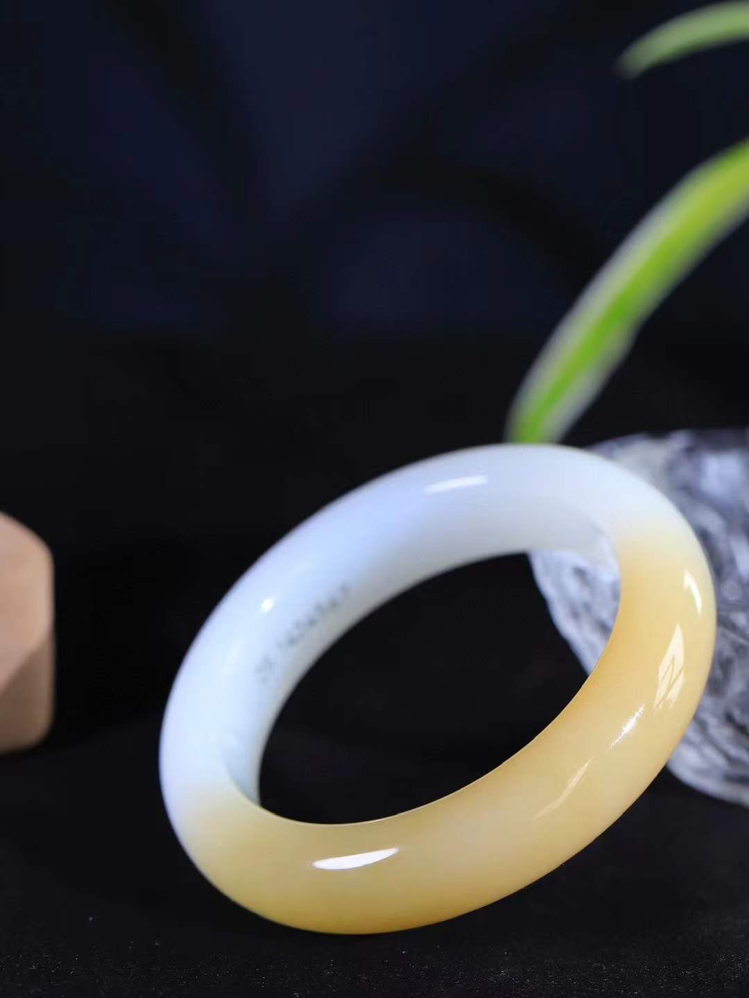 【腕间柔情.手镯】   

精品和田玉糖白玉手镯 玉质温润细腻 油性十足 古朴秀雅 轻抚岁月的栏杆软香温玉，腕间玉镯轻轻晃动，令人情动心间，撷一缕月末的芬芳，把心思铺陈，时光静美，惟有你最温柔。重84.3克   尺寸56.5-15.4-10.5mm  46302455A