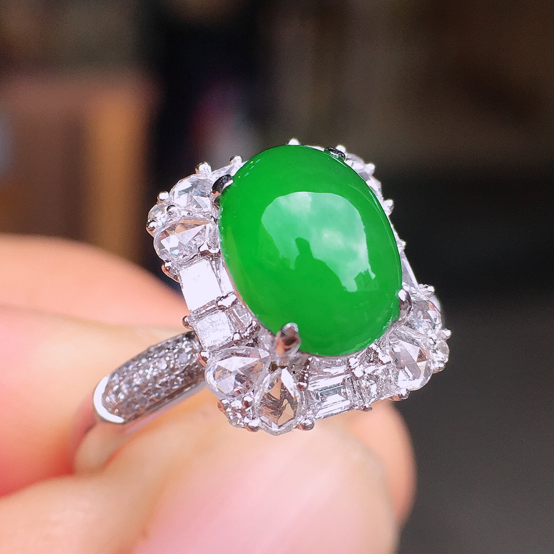 阳绿蛋面戒指，色泽均匀艳丽，玉质细腻，荧光感超
强，饱满圆润，尽显优雅气质，18k
金豪华镶嵌