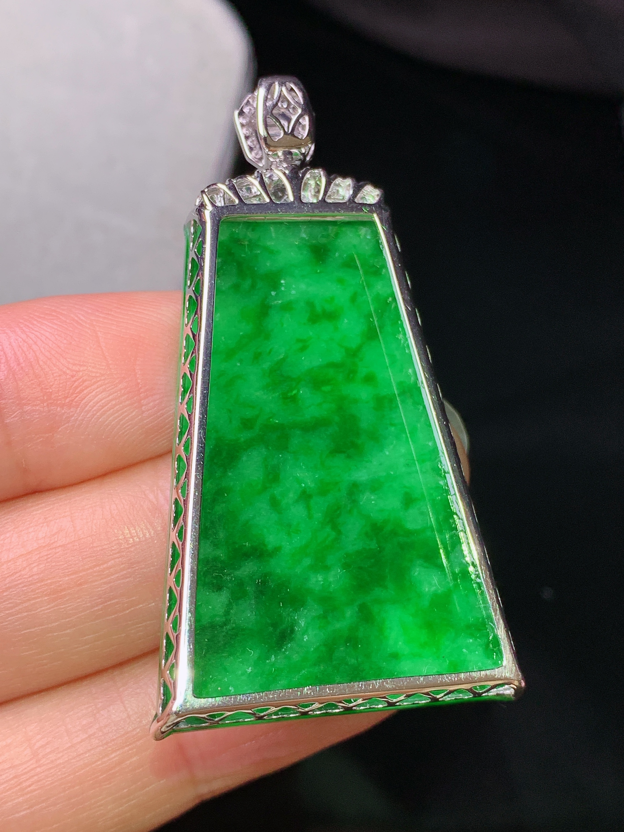 18k金钻镶嵌翠绿无事牌吊坠 玉质细腻 色泽艳丽清新 水润亮眼 整体尺寸48.3*25.8*5.3b1
