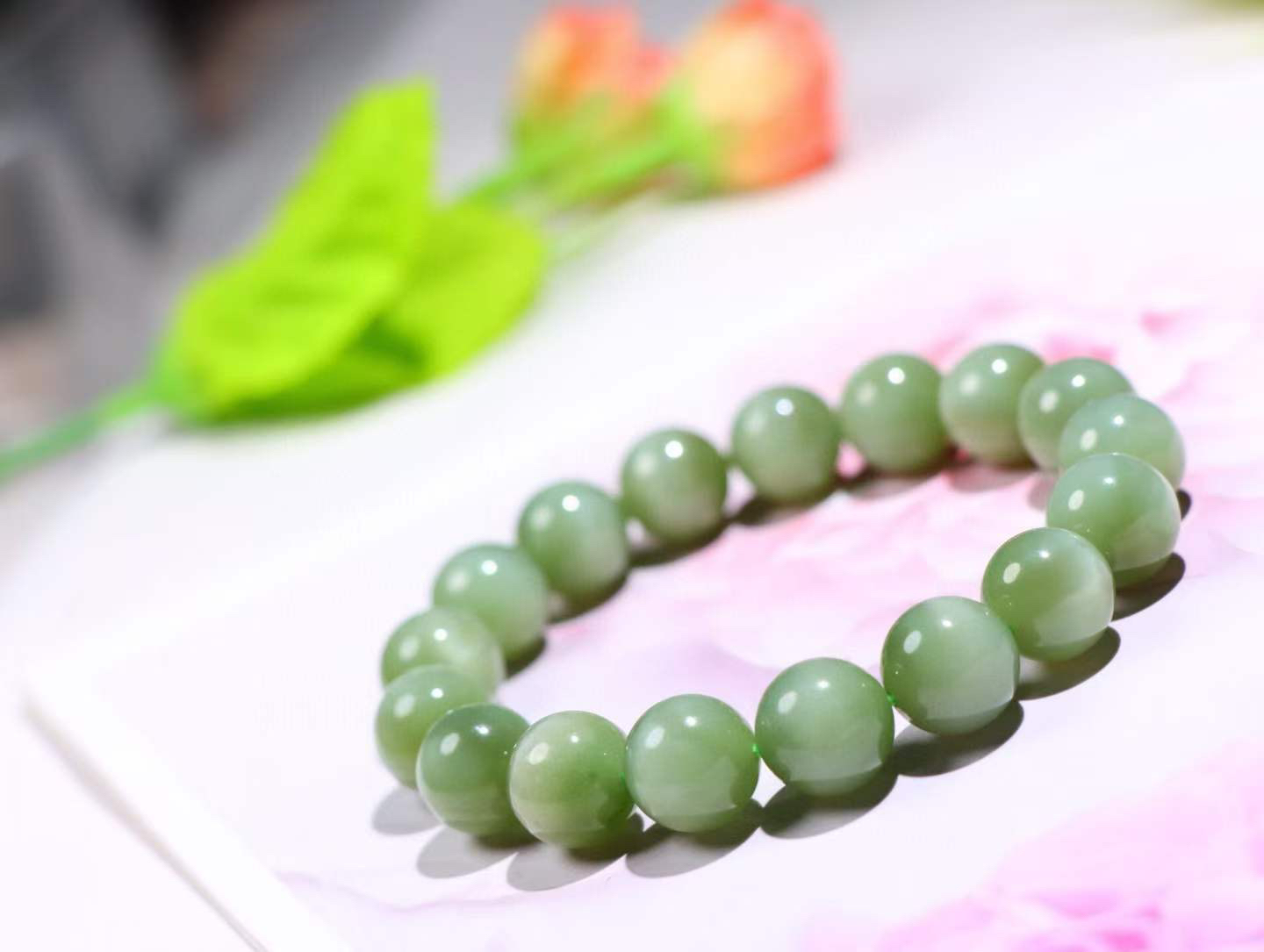 【腕间风华】

信誉第一 品质保证️和田玉碧玉猫眼手串，玉质冰润 眼线灵动，佩戴于腕间，尽显高贵气质。无论是日常搭配还是重要场合，都是您优雅风范的点睛之笔。

重42克  尺寸11.9mm  36823212113O