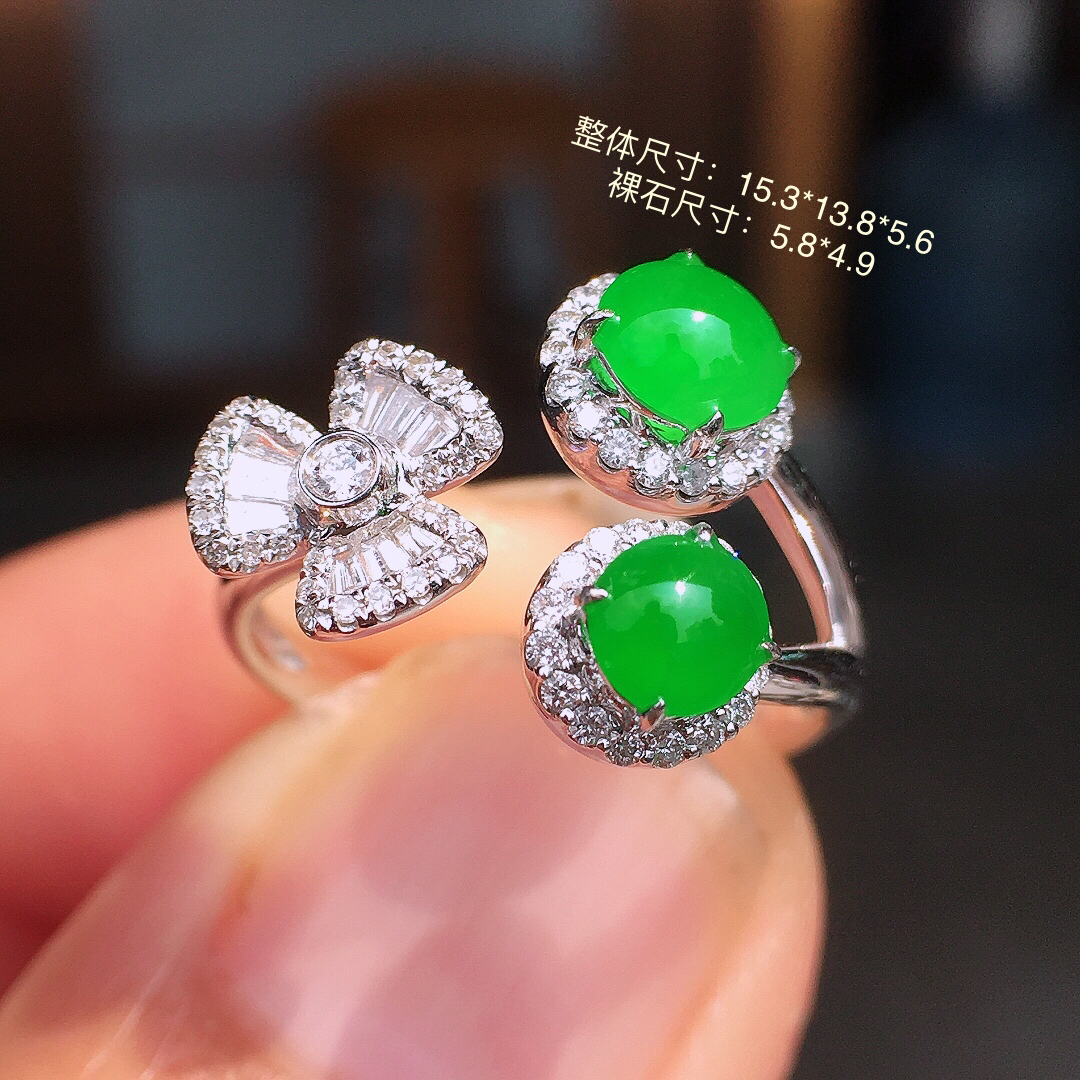 阳绿二合一戒指，色泽均匀艳丽，玉质细腻，荧光感超
强，饱满圆润，尽显优雅气质，18k
金豪华镶嵌