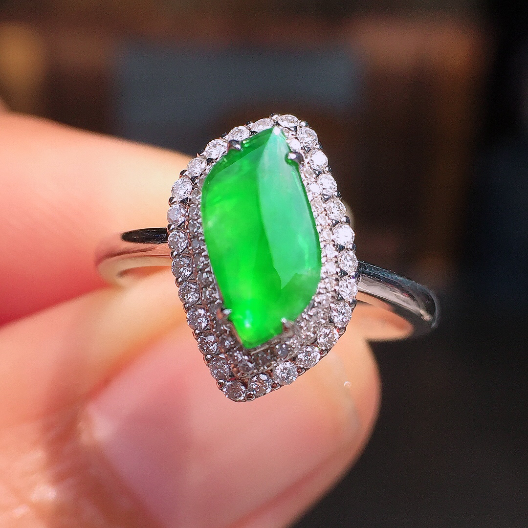 阳绿随形戒指，色泽均匀艳丽，玉质细腻，荧光感超
强，饱满圆润，尽显优雅气质，18k
金豪华镶嵌