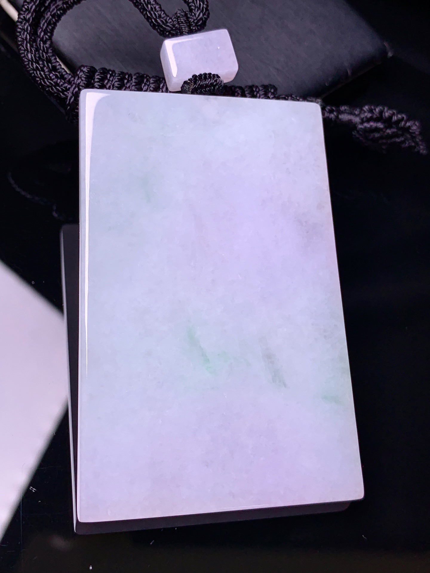 淡紫罗兰飘绿无事牌吊坠 玉质细腻 色泽艳丽清新 水润亮眼 整体尺寸64.5*42*5w1