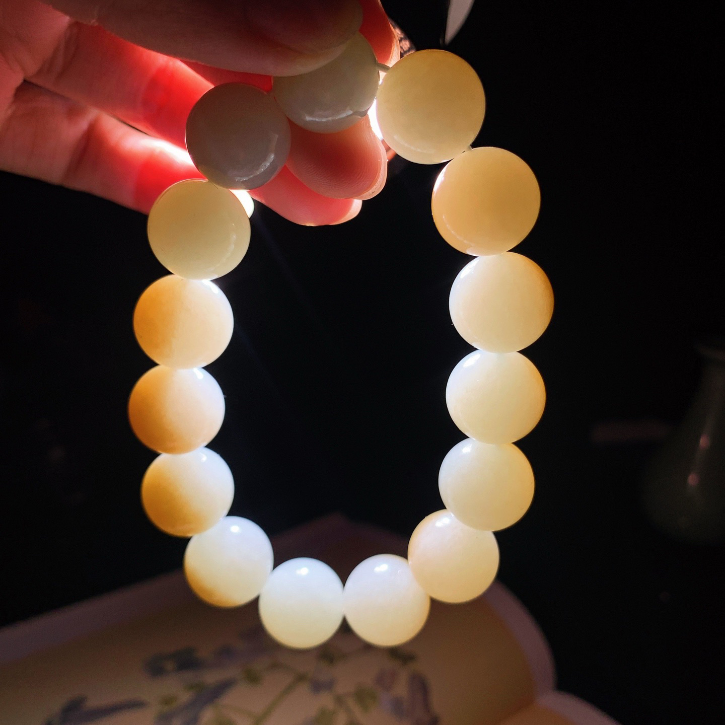 新疆和田玉且末糖半山半水手串 且末糖手串 单颗尺寸15重75.8克。玉质细腻油润。手推出油。品相大气 lt260323