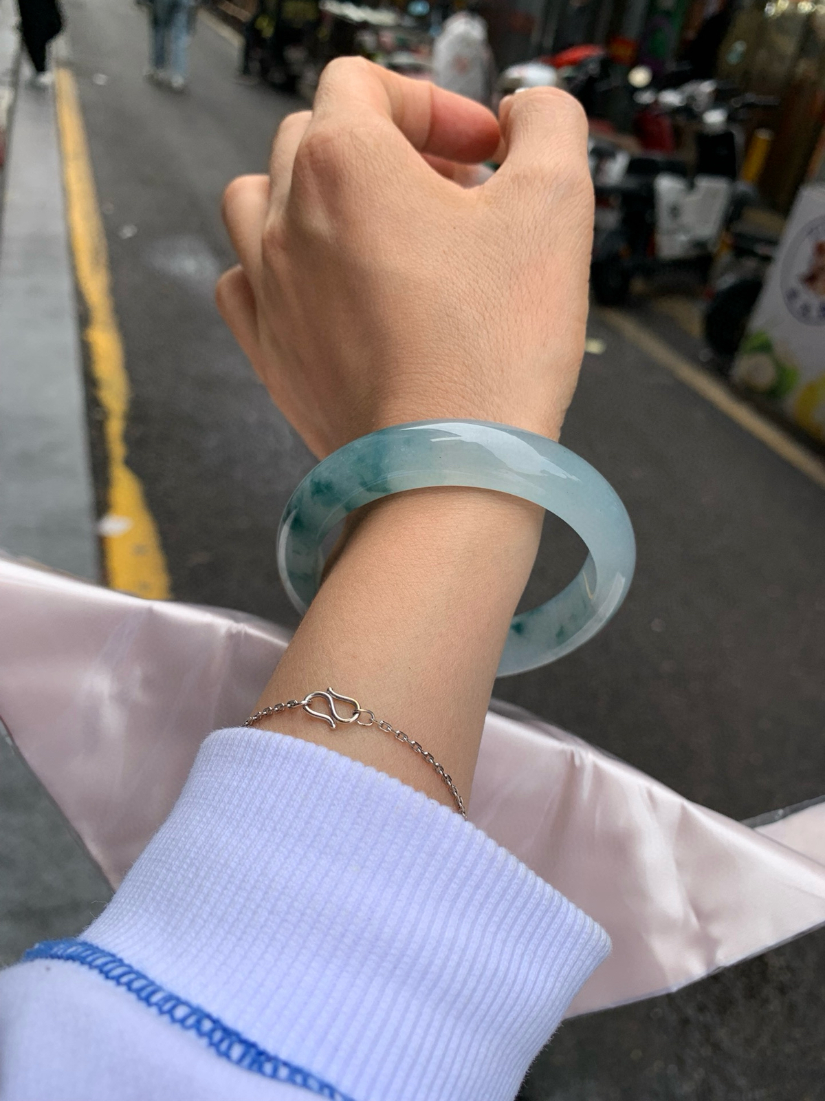 冰飘花正圈
尺寸：56-8-13
完美，底妆冰润，冰底中开出了朵朵蓝花，飘花灵动飘逸，勾勒出一幅唯美诗意的山水意境画，古典优雅又秀气。