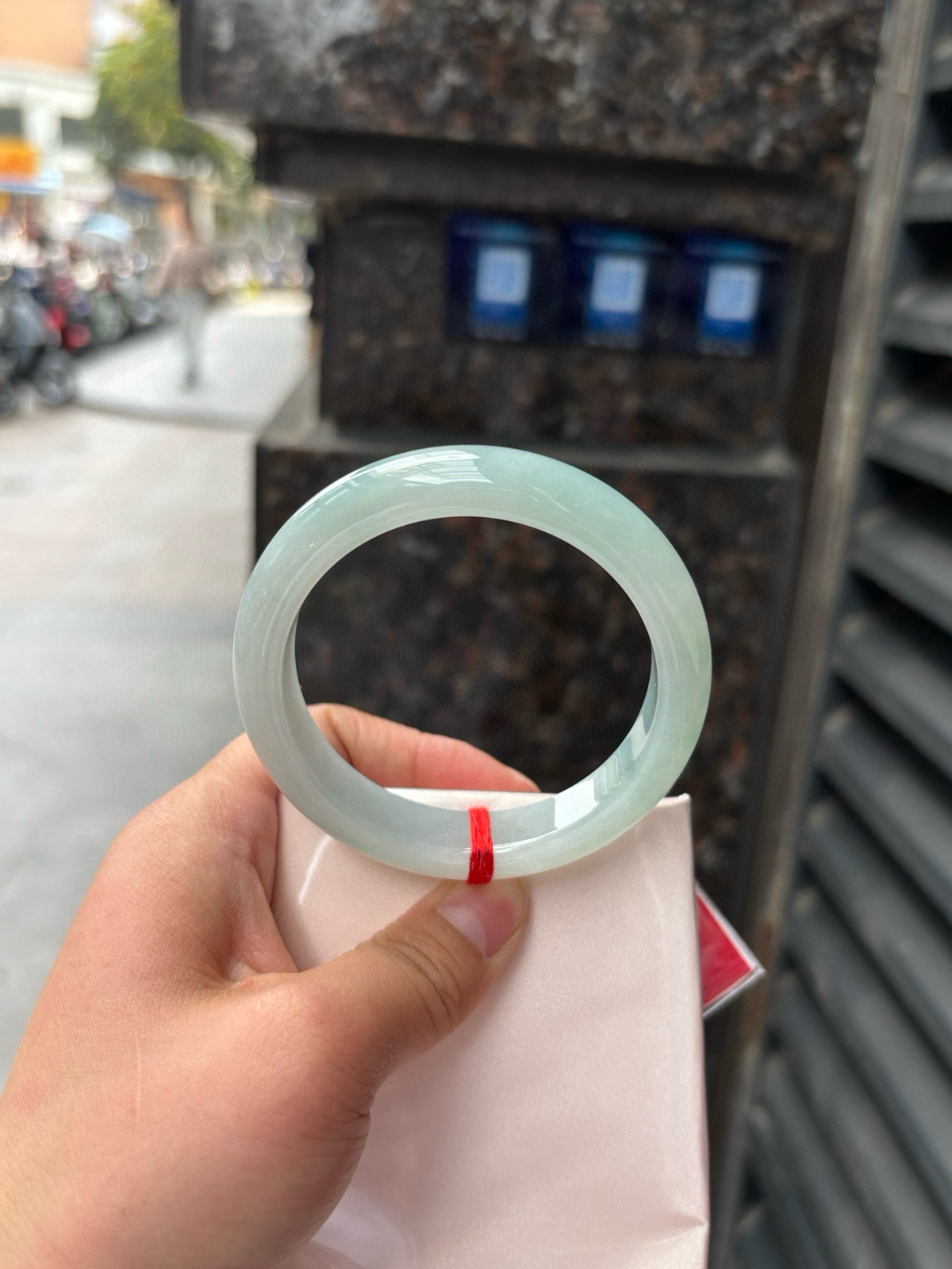 57.3-13-8.6晴蓝色调清新又温柔，冰润通透的质地裹着均匀的晴蓝底色，种老肉细的镯身泛着莹润水光，上手尽显腕间清韵