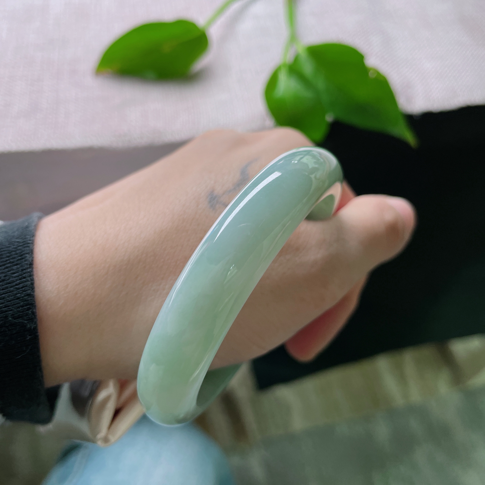 尺寸：57/12.8/7.7，蓝底正圈，水头好，质地莹润细腻，干净，古典婉约..