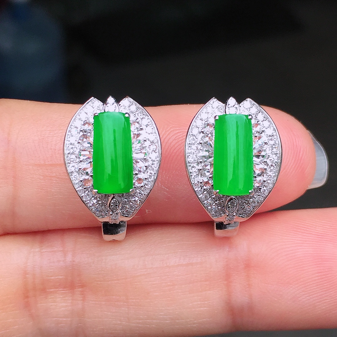 阳绿马鞍耳钉，色泽均匀艳丽，玉质细腻，荧光感超
强，饱满圆润，尽显优雅气质，18k
金豪华镶嵌