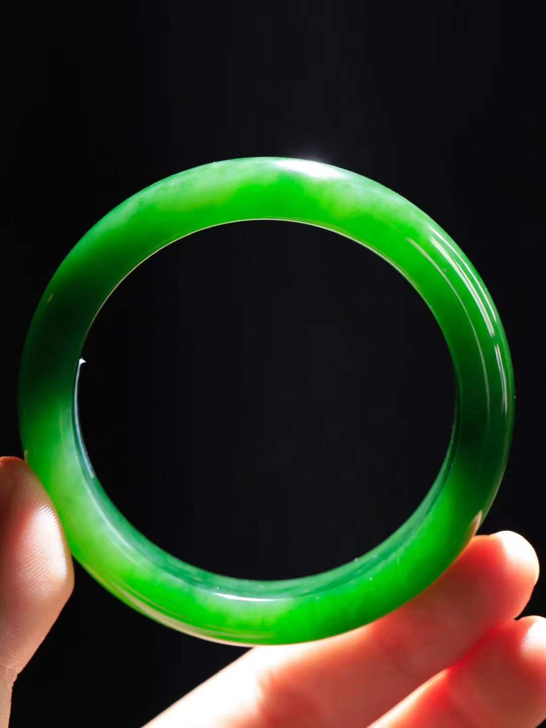 【碧波流转·手镯】

收藏级臻品️和田玉碧玉手镯，玉质细腻温润，手感舒适，️线条流畅，简约大气，美自天成，佩戴于腕间，婉约之美，举手投足间透出那份低调奢华，醉人心扉。
重58克 内径圈口56mm尺寸13-8.5mm  FDA-13352408