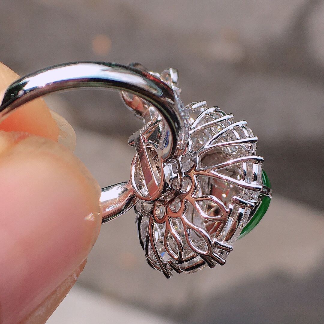 阳绿葫芦戒指/吊坠两用款，色泽均匀艳丽，玉质细腻，荧光感超
强，饱满圆润，尽显优雅气质，18k
金豪华镶嵌