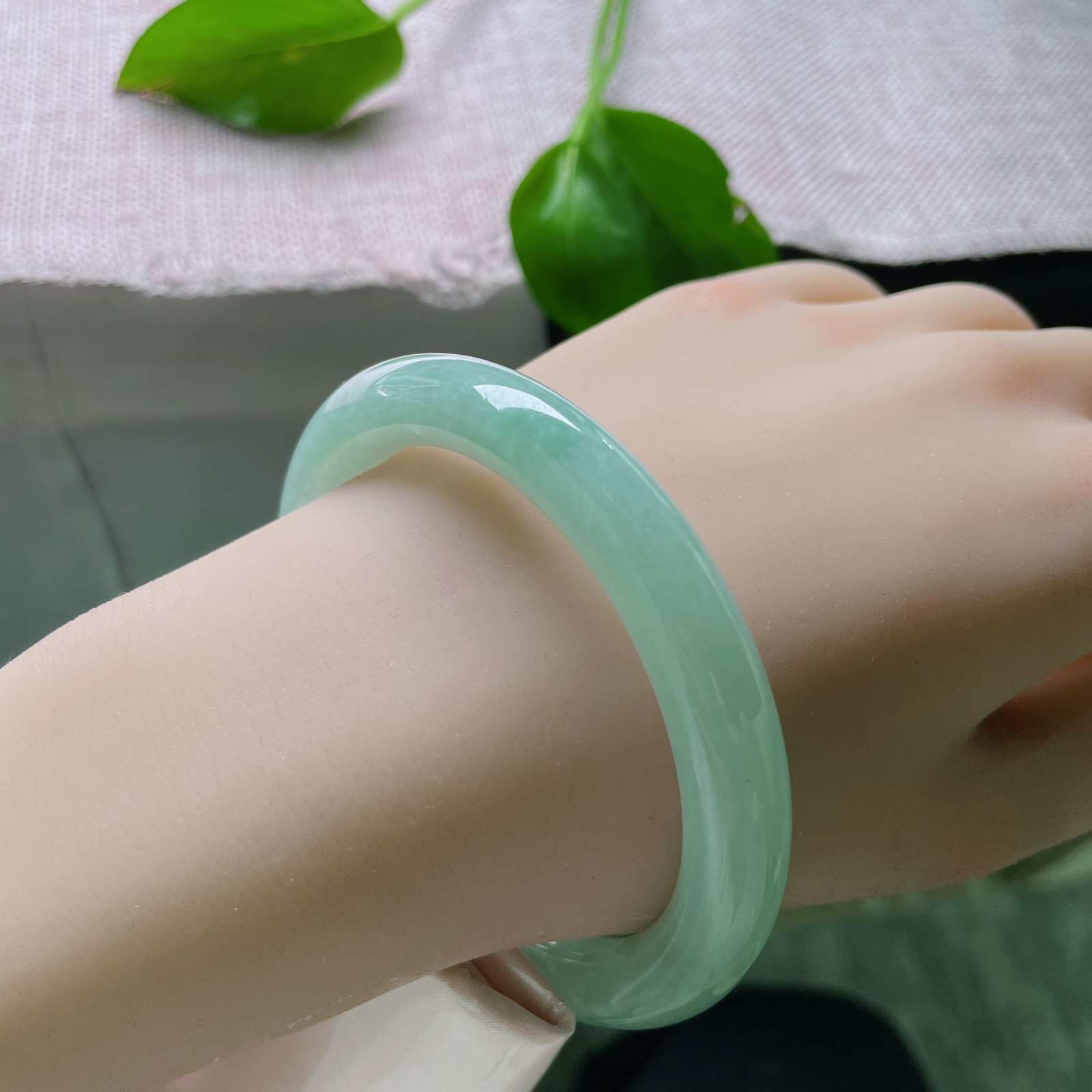 尺寸：58.9/9.8，绿底圆条，质地温润，细镯衬纤腕，绿意映佳人..