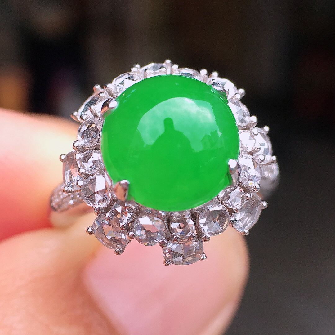 阳绿蛋面戒指，色泽均匀艳丽，玉质细腻，荧光感超
强，饱满圆润，尽显优雅气质，18k
金豪华镶嵌