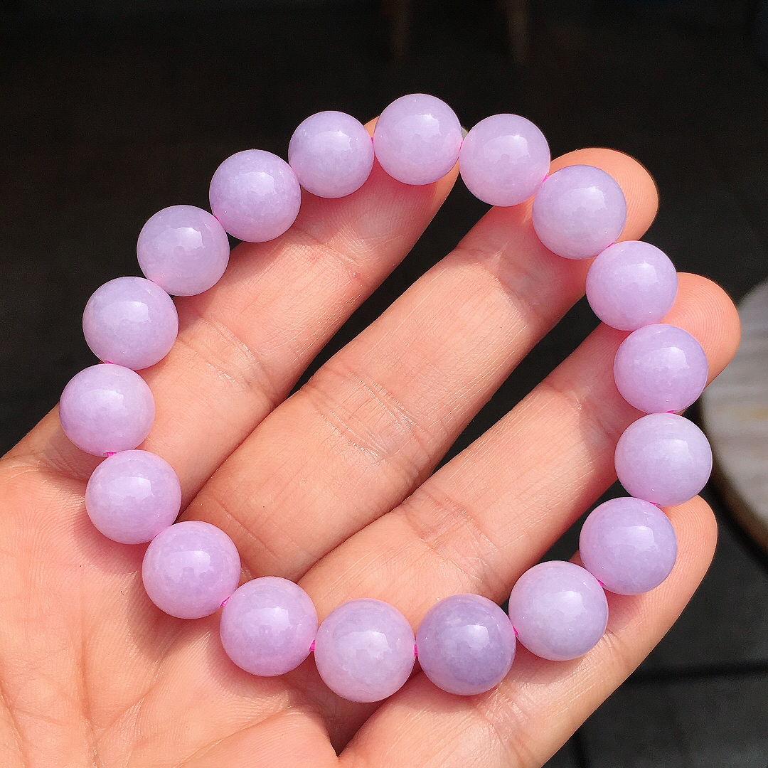 紫罗兰珠子手串，色泽均匀艳丽，玉质细腻，荧光感超
强，饱满圆润，尽显优雅气质
