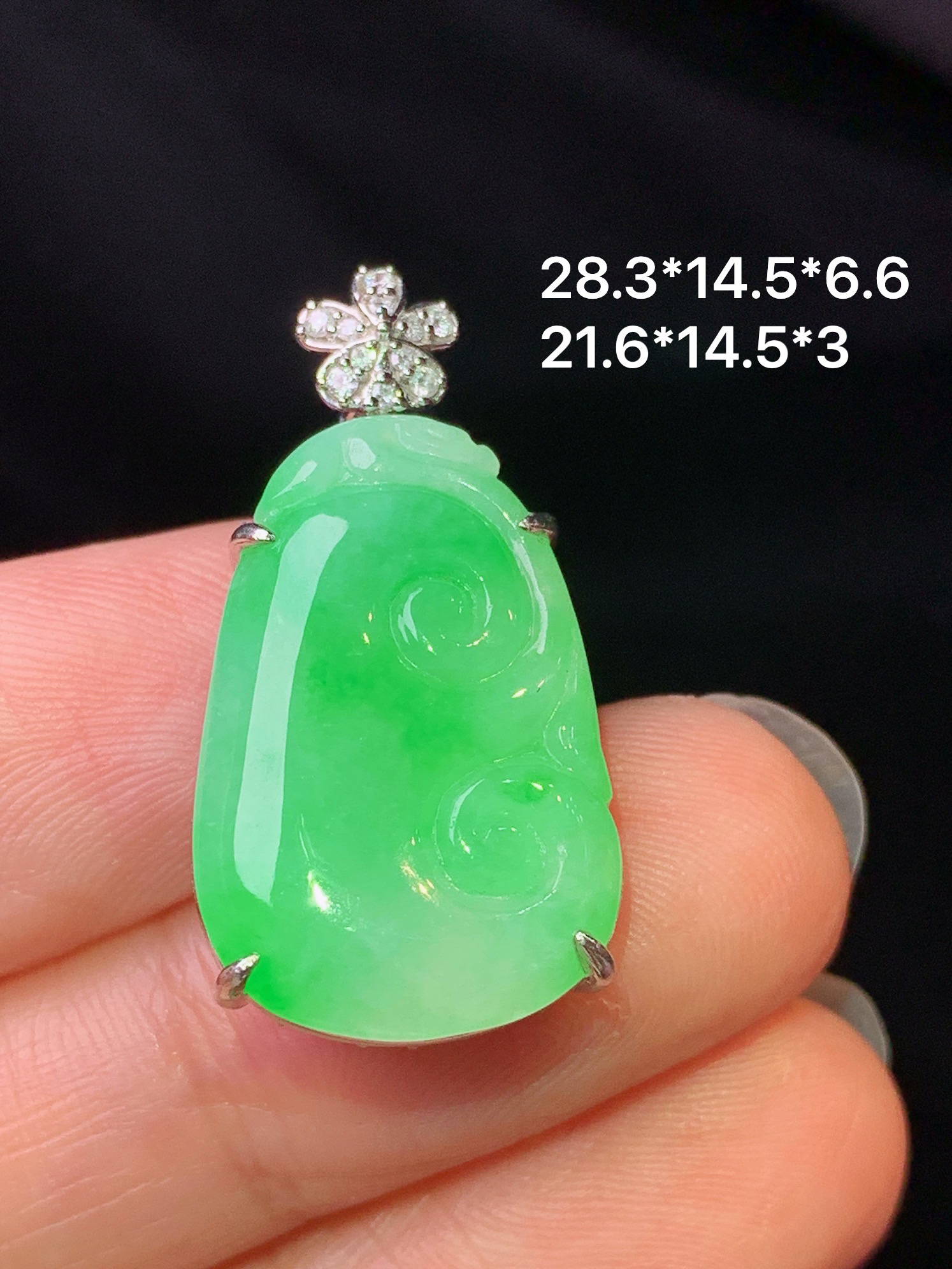 18k金钻镶嵌翠绿如意吊坠 玉质细腻 色泽艳丽清新 水润亮眼 整体尺寸28.3*14.5*6.6j2
