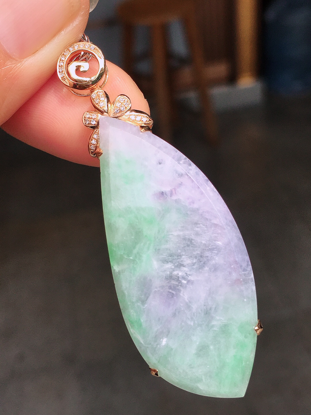 春彩随形吊坠，色泽艳丽，玉质细腻，荧光感超
强，饱满圆润，尽显优雅气质，18k
金豪华镶嵌