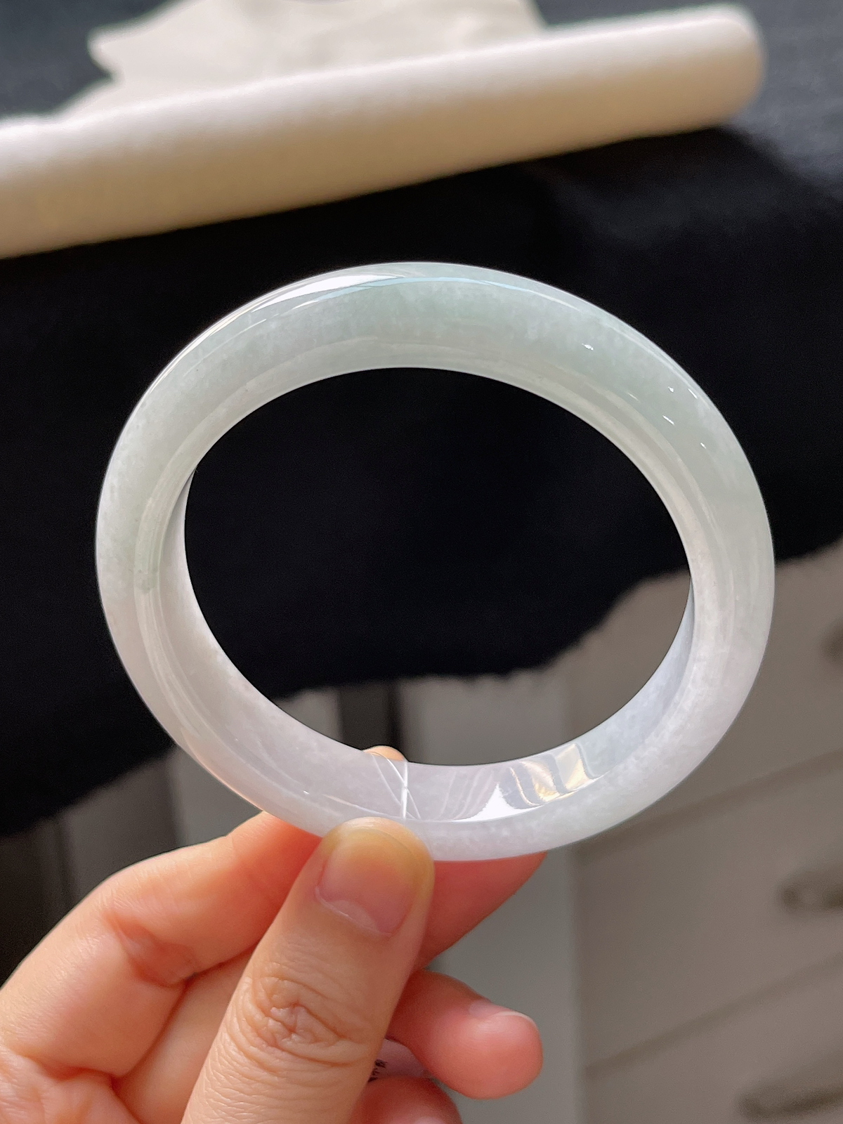 正圈57.4圈口，翡翠糯化种淡绿色手镯