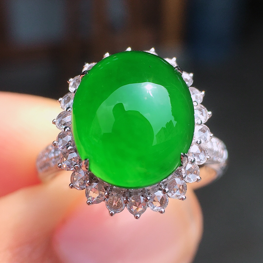 满绿蛋面戒指，色泽均匀艳丽，玉质细腻，荧光感超
强，饱满圆润，尽显优雅气质，18k
金豪华镶嵌