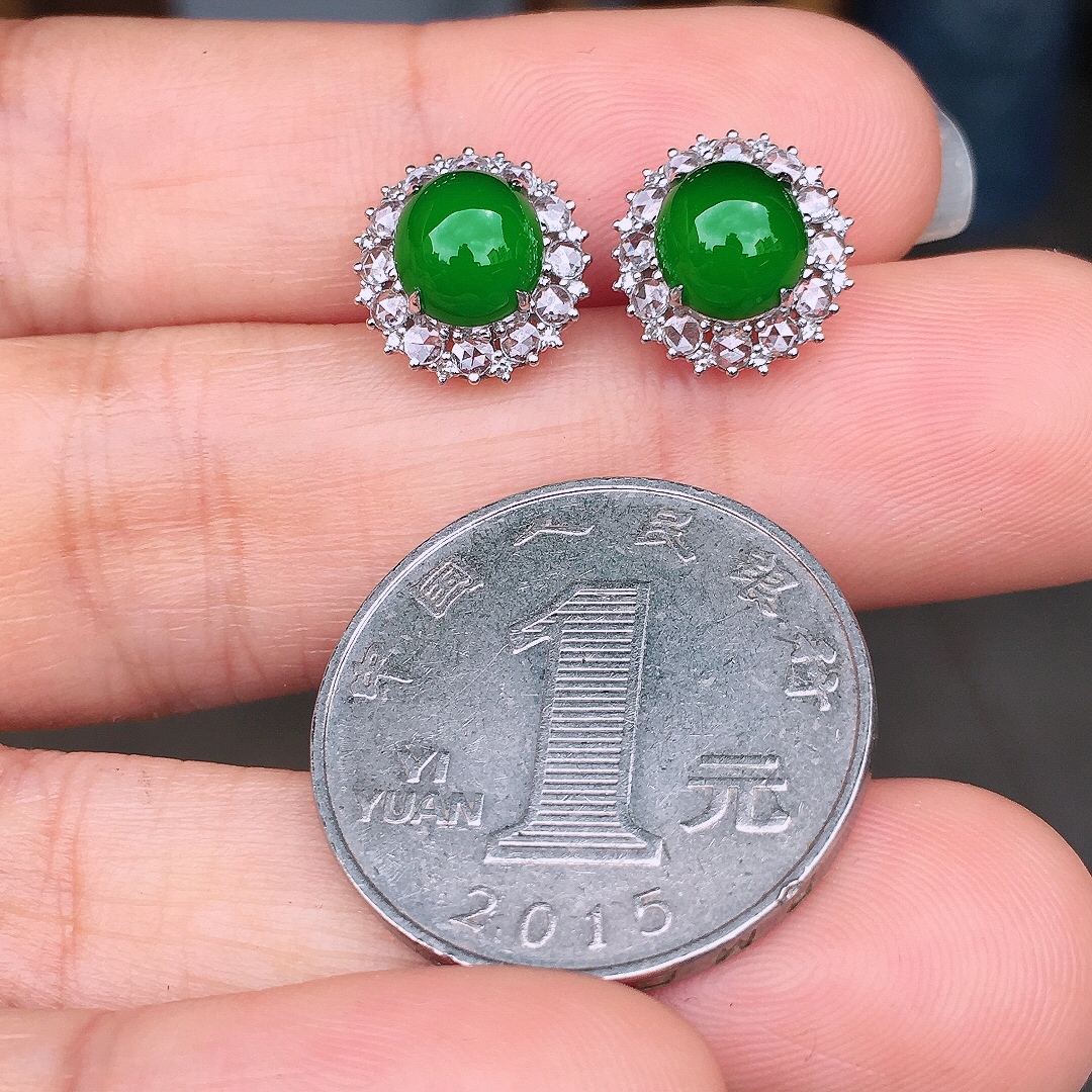 满绿蛋面耳钉，色泽均匀艳丽，玉质细腻，荧光感超
强，饱满圆润，尽显优雅气质，18k
金豪华镶嵌