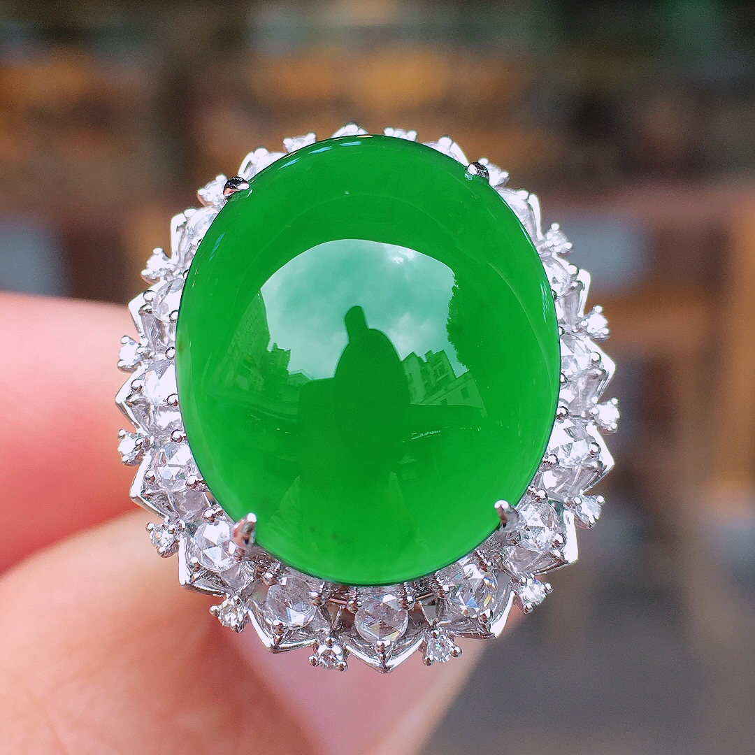 满绿蛋面戒指，色泽均匀艳丽，玉质细腻，荧光感超
强，饱满圆润，尽显优雅气质，18k
金豪华镶嵌