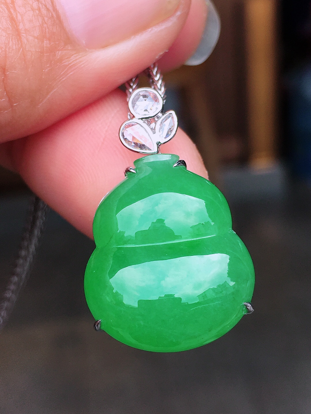 阳绿葫芦吊坠，色泽均匀艳丽，玉质细腻，荧光感超
强，饱满圆润，尽显优雅气质，18k
金豪华镶嵌