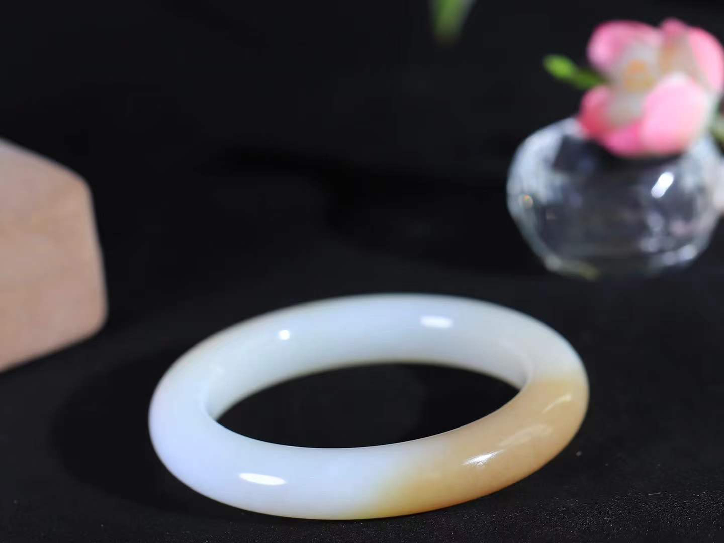 （柔情似水.手镯）

精品和田玉糖白玉手镯，玉质温润细腻，镯型饱满圆润，优雅知性，姽婳于幽静兮，又