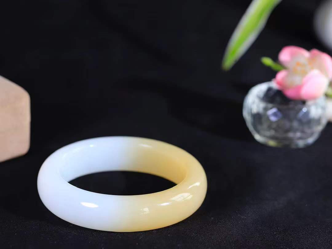 【暖玉生香·手镯】

精品和田玉糖白玉手镯，质地油润细腻，色泽高贵典雅，镯型古朴典雅。在诗情画意的雨巷相遇，你是我腕间的一抹风情，有你眸有深情，清风荡漾湖间静水，我愿俯身低眉，在烟波涟漪处，寻你深情倩影。内径53mm尺寸15.2-9.3mm重70克  69362458A