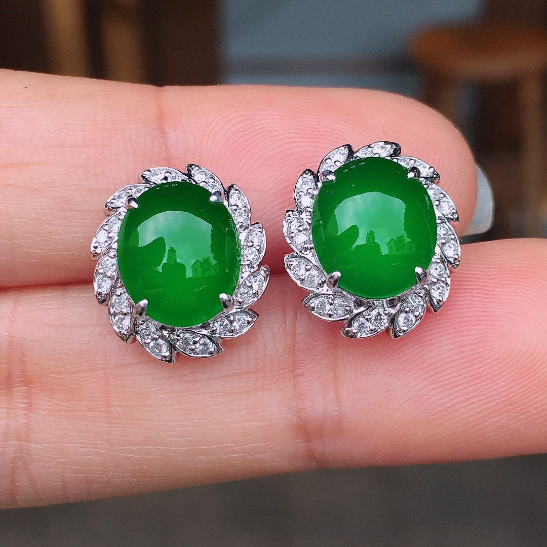 满绿蛋面耳钉，色泽均匀艳丽，玉质细腻，荧光感超
强，饱满圆润，尽显优雅气质，18k
金豪华镶嵌