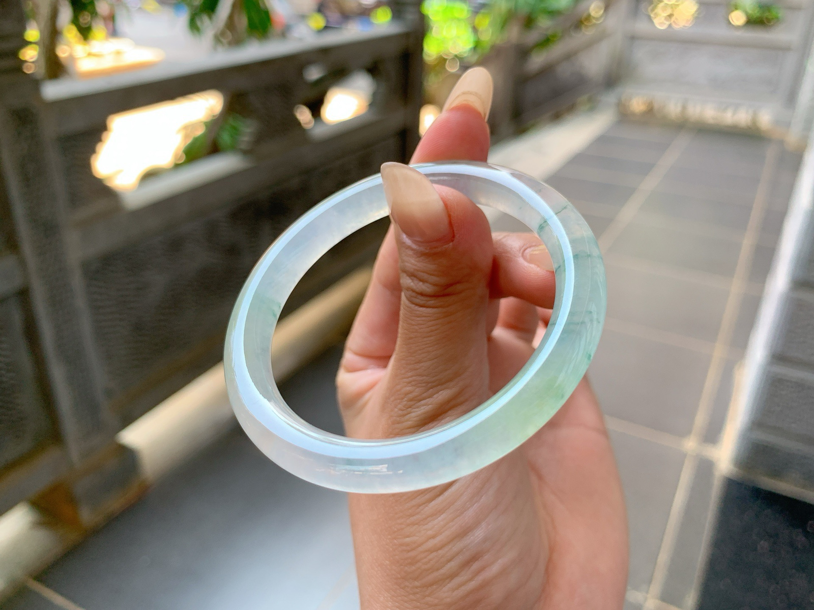 ｜51圈口
冰飘花美人条，条粗:6.5，飘蓝花，丝丝花飘逸灵动，还带一点冰黄翡，像渐变色一样，种老冰透，光感特别好，