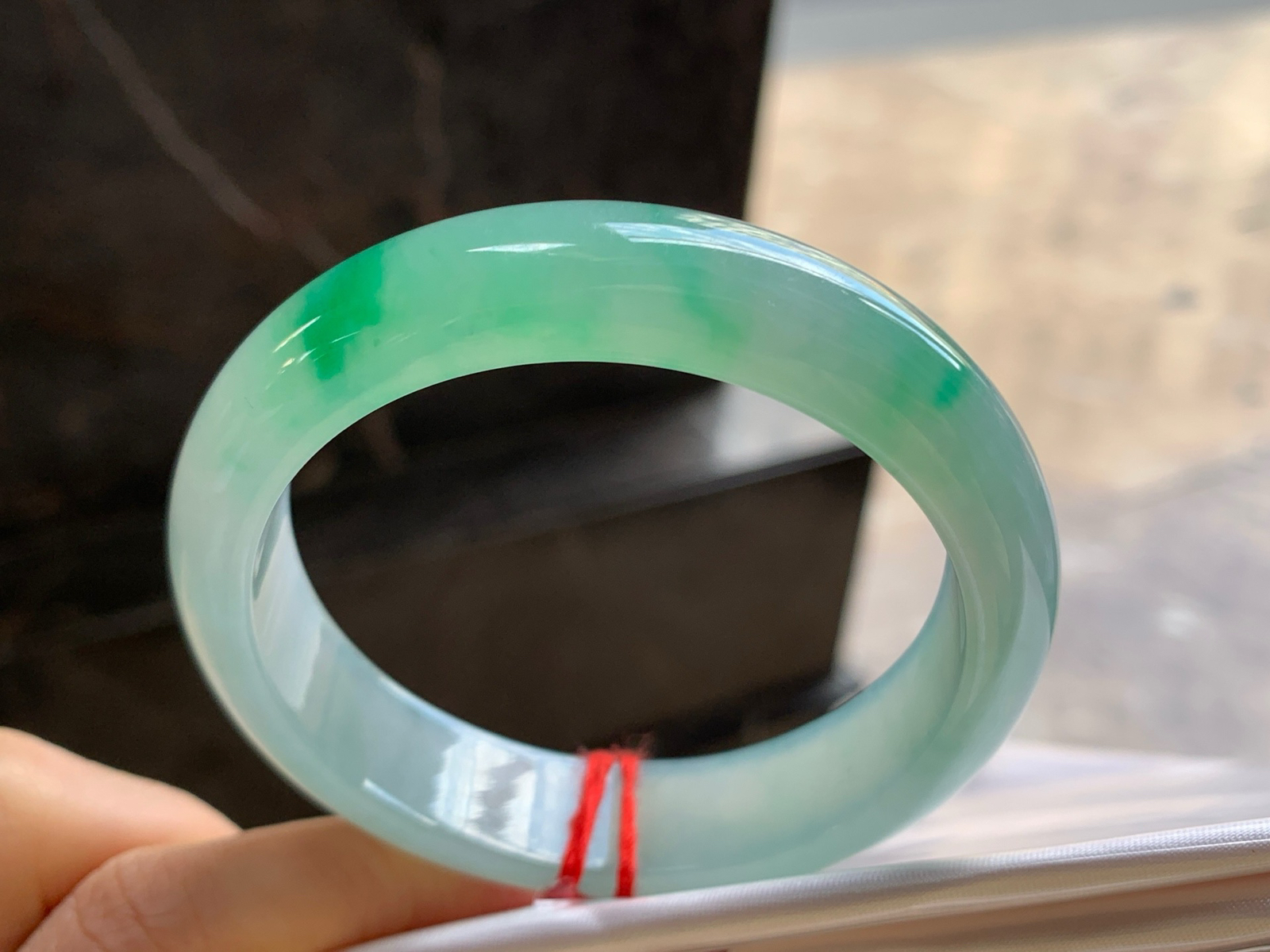 57-13.7-8

冰飘绿手镯^_^种水好 颜色鲜艳