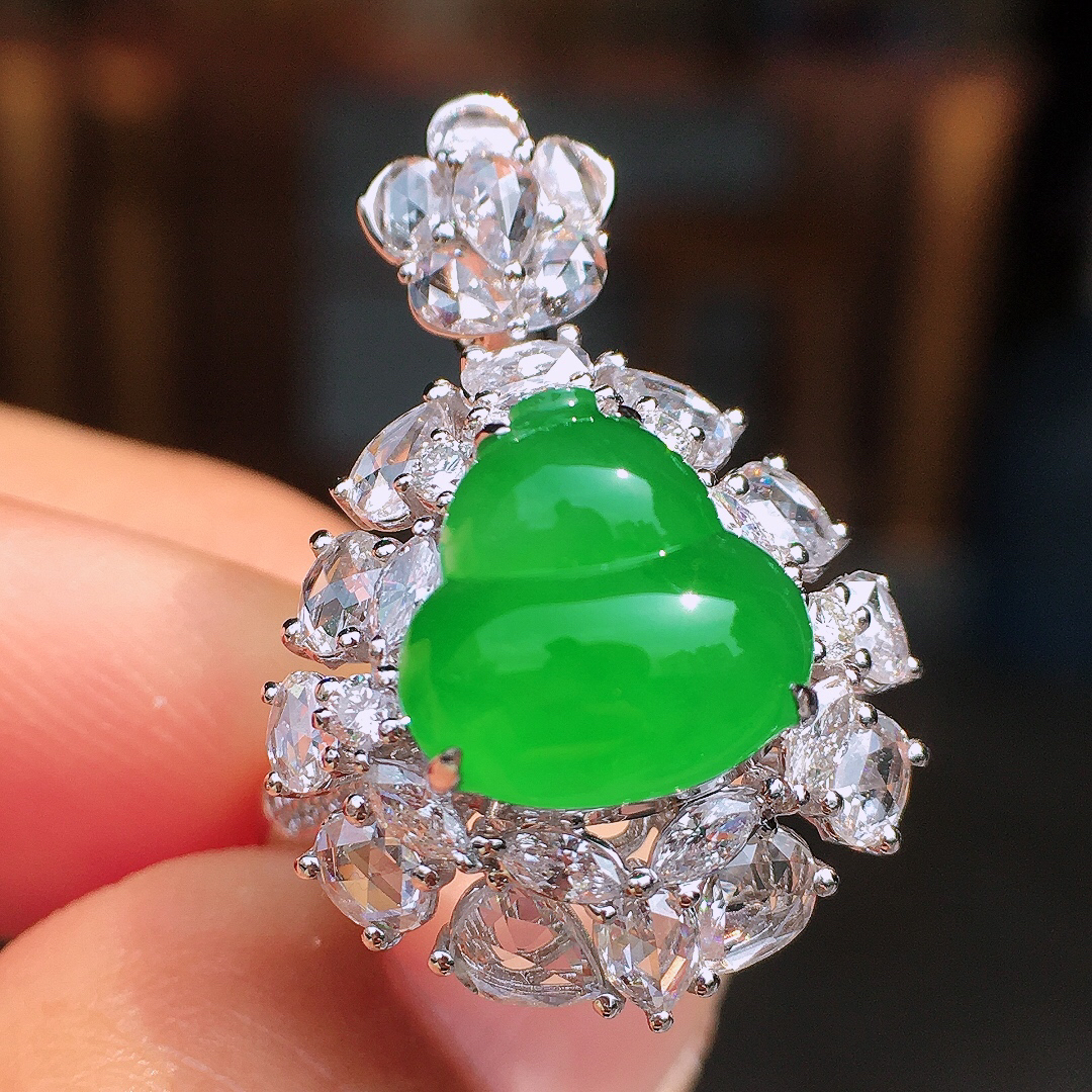 阳绿葫芦戒指/吊坠两用款，色泽均匀艳丽，玉质细腻，荧光感超
强，饱满圆润，尽显优雅气质，18k
金豪