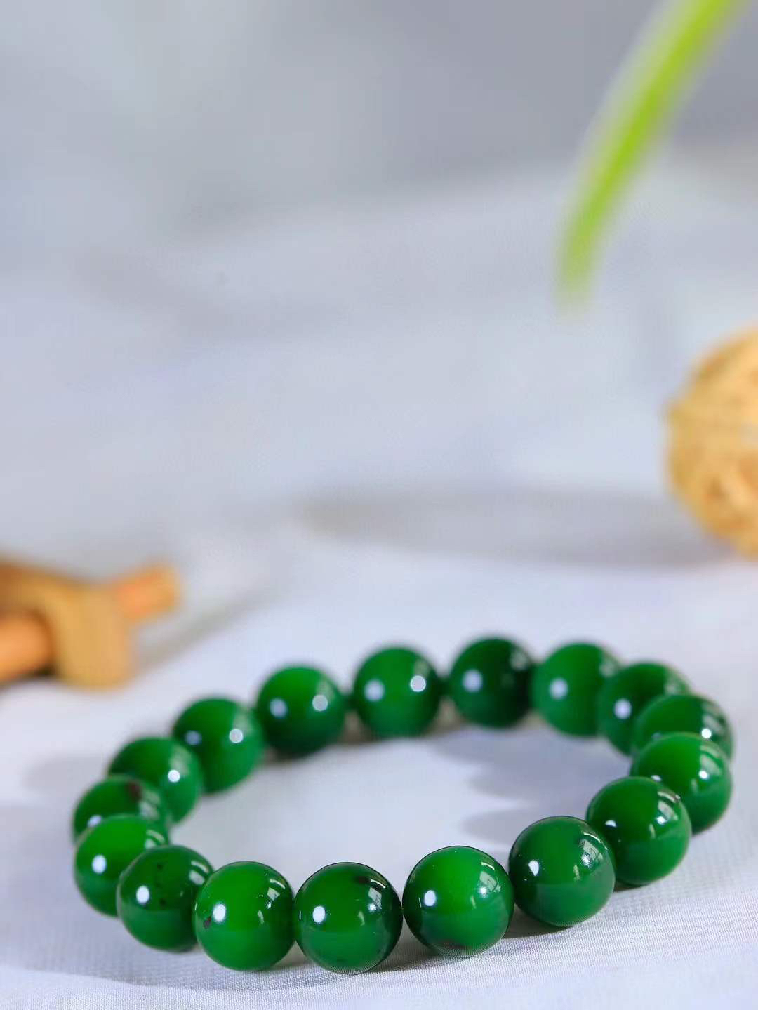 【珠圆玉润.手串】

精品️和田玉碧玉微猫眼珠圆玉润手串 玉质温润细腻  整串打磨圆润，佩戴舒适。珠珠落玉盘，间关莺语花底滑，一生美好时光，无论身在何处，都有它相伴相守。事事顺遂，幸福美满，吉祥如意。重48克 尺寸取一12mm  FDA-22362433