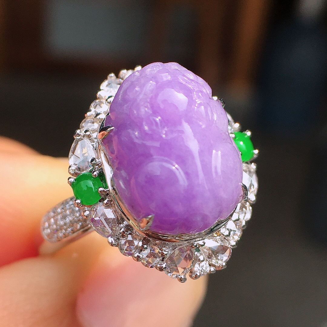 紫罗兰貔貅戒指，色泽均匀艳丽，玉质细腻，荧光感超
强，饱满圆润，尽显优雅气质，18k
金豪华镶嵌