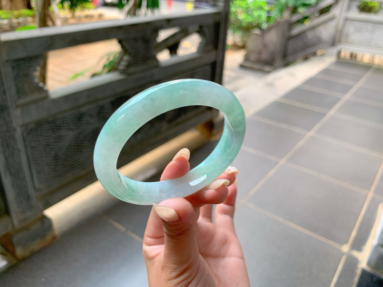 ｜58圈口
冰飘花翡翠手镯，飘绿花，花色散落于整圈，青翠，飘逸灵动，