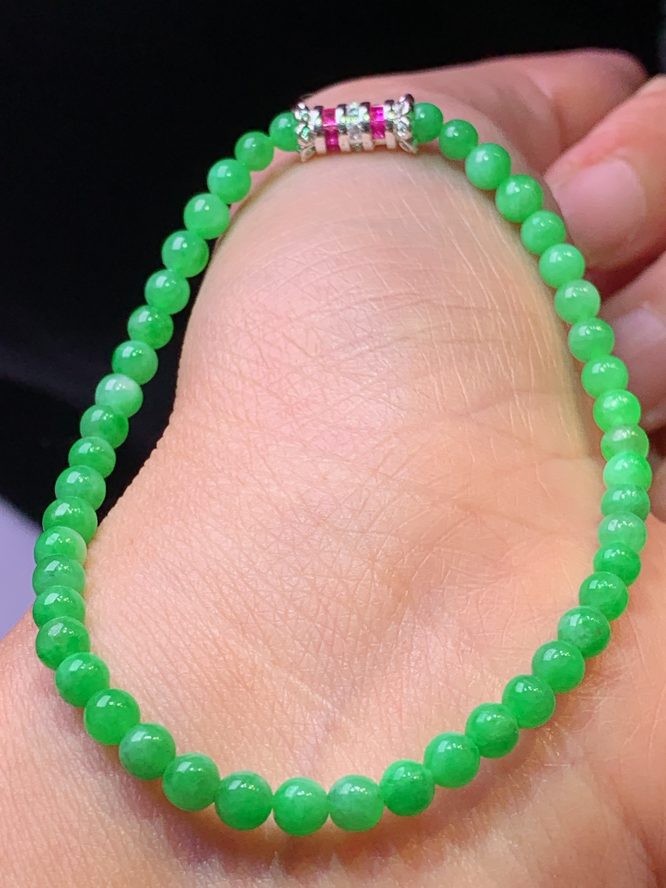 翠绿圆珠手链 玉质细腻 色泽艳丽清新 水润亮眼 整体尺寸4.2z1