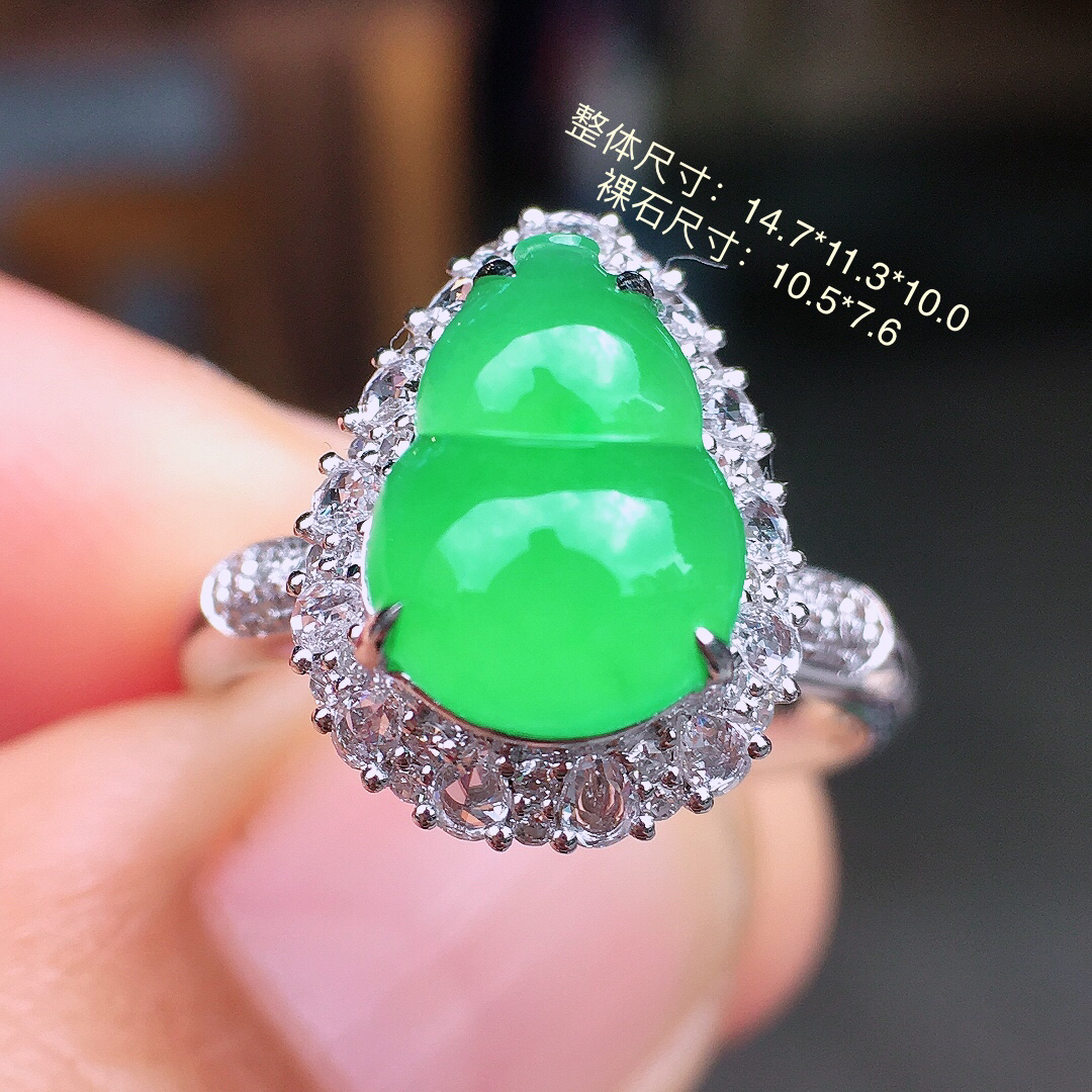 阳绿葫芦戒指，色泽均匀艳丽，玉质细腻，荧光感超
强，饱满圆润，尽显优雅气质，18k
金豪华镶嵌