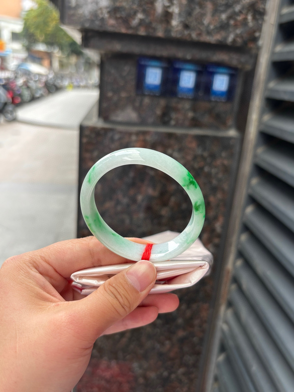 自然光实拍白底青贵妃
53.2-47.1-13.8-6.2
底妆细腻，阳绿花点缀，镯色生香，腕间之美，水润中透着灵气，仙气缭绕，温婉可人，举手投足间皆是美好