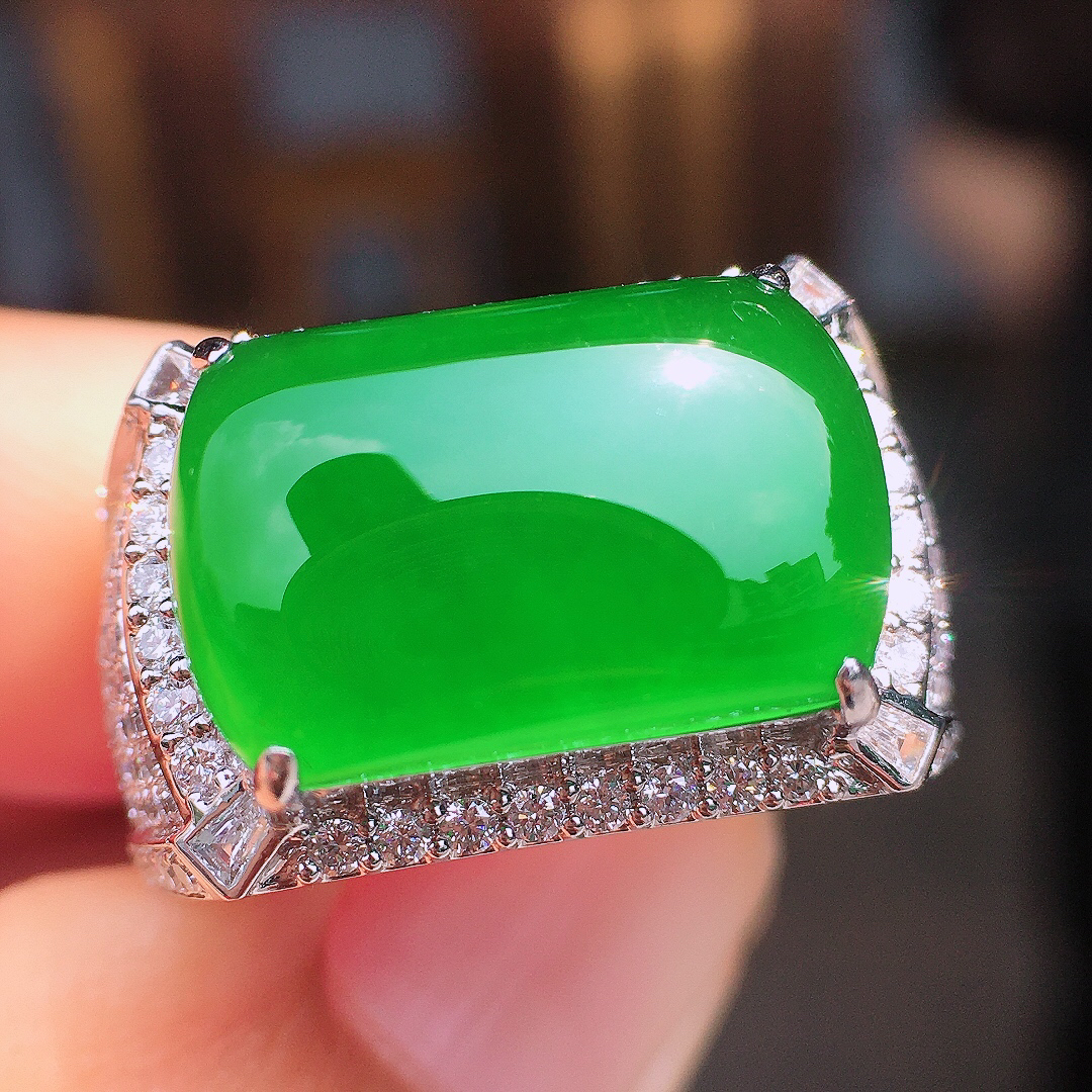 满绿马鞍戒指，色泽均匀艳丽，玉质细腻，荧光感超
强，饱满圆润，尽显优雅气质，18k
金豪华镶嵌