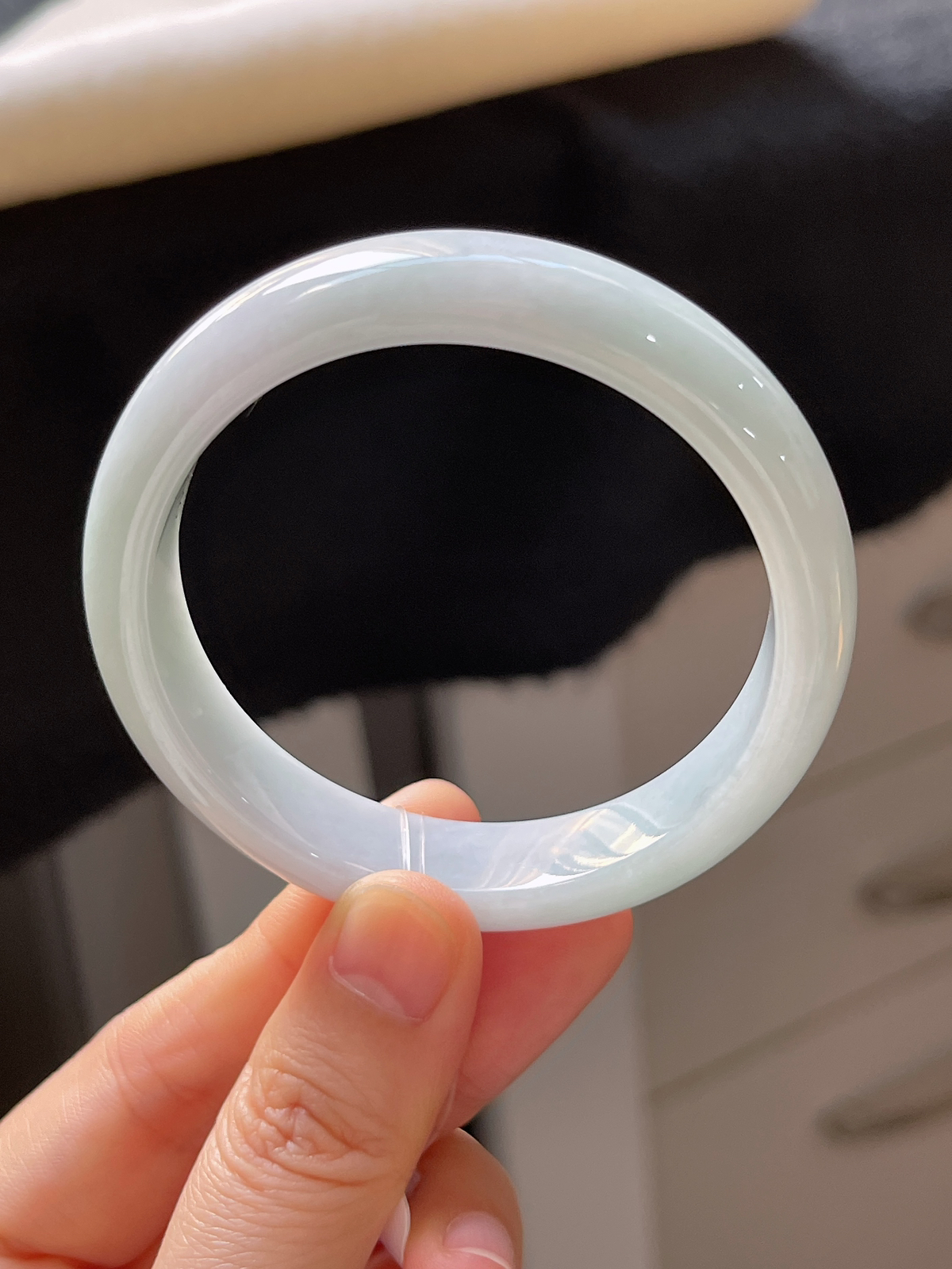 正圈52.4圈口，翡翠糯化种淡绿色手镯