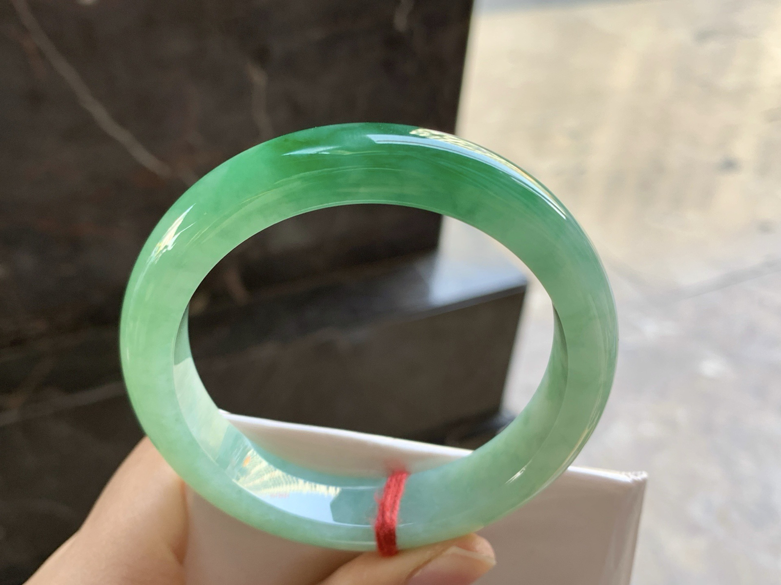 56-12.6-8.2

辣绿色手镯^_^鲜艳 玉质温润