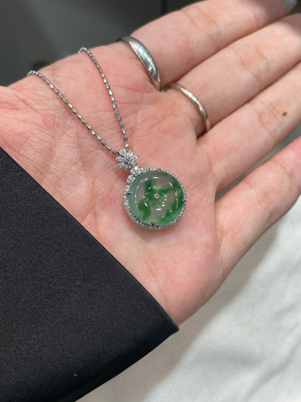 冰晴 飘绿花 平安扣吊坠

18k金配钻镶嵌