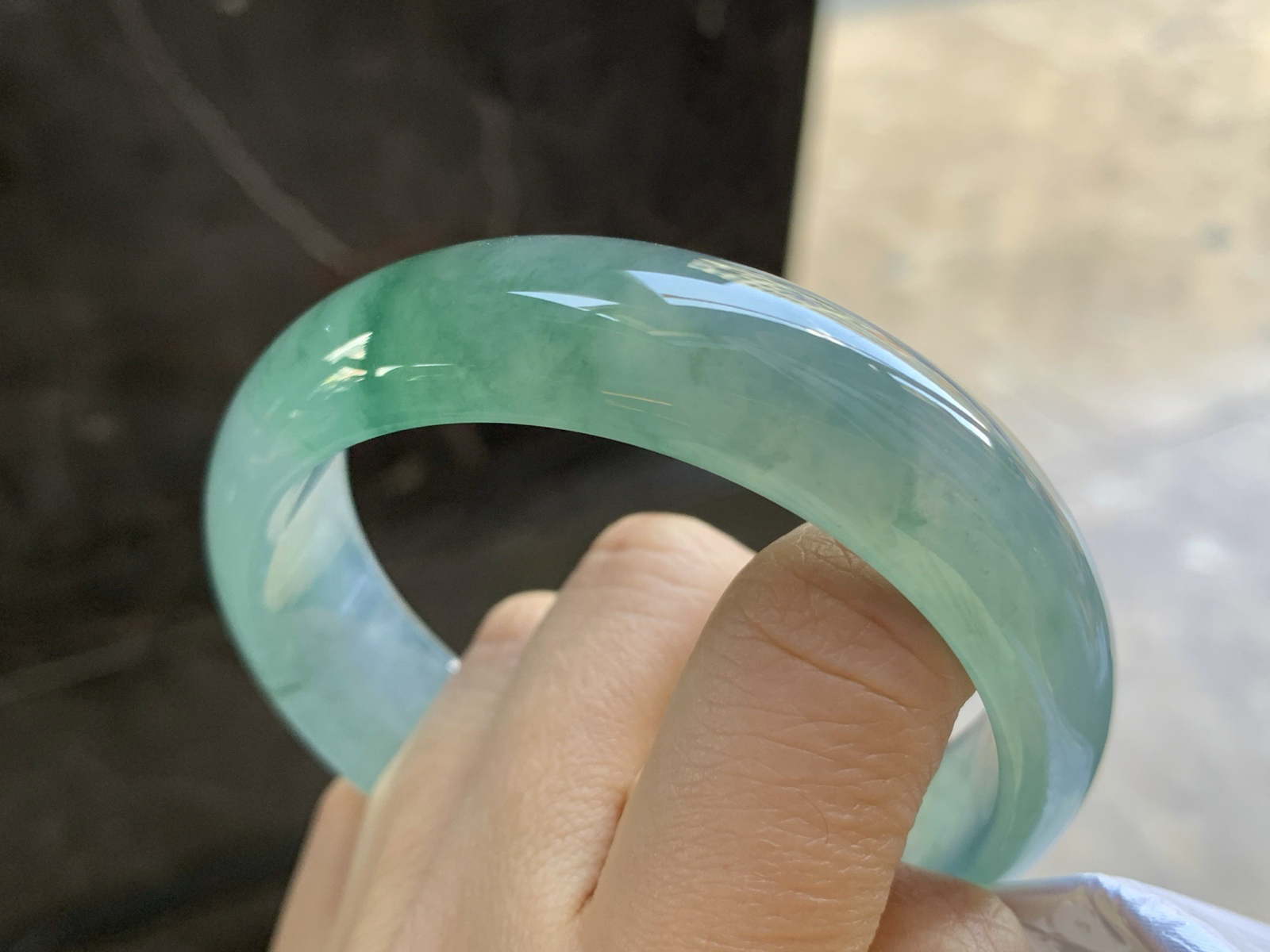 58.5-17-7.6

冰飘花宽版手镯^_^透亮 荧光十足