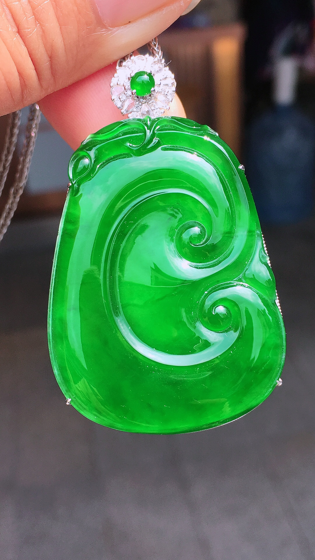 满绿如意吊坠，色泽均匀艳丽，玉质细腻，荧光感超
强，饱满圆润，尽显优雅气质，18k
金豪华镶嵌